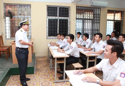 Nhà giáo Nhân dân Lương Công Nhớ trong một giờ lên lớp. Ảnh: Quý Trung- TTXVN Nhà giáo Nhân dân Lương Công Nhớ trong một giờ lên lớp. Ảnh: Quý Trung- TTXVN