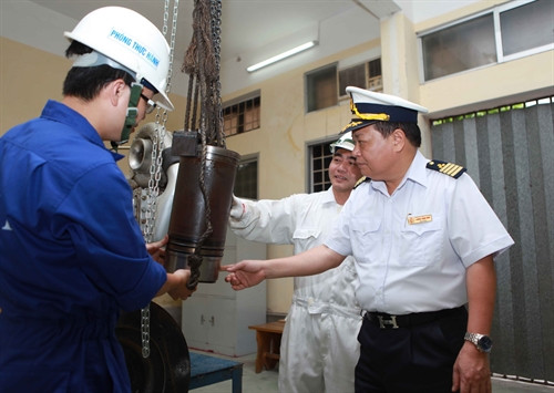 Nhà giáo Nhân dân Lương Công Nhớ hướng dẫn sinh viên trong giờ thực hành. Ảnh: Quý Trung- TTXVN Nhà giáo Nhân dân Lương Công Nhớ hướng dẫn sinh viên trong giờ thực hành. Ảnh: Quý Trung- TTXVN