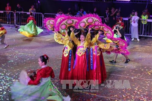 Các cô gái Hàn Quốc trong lễ diễu hành