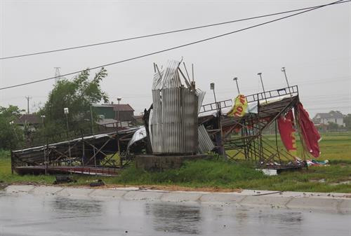 Biển quảng cáo bị giật gãy đổ. Ảnh: Công Tường - Phan Quân - TTXVN Biển quảng cáo bị giật gãy đổ. Ảnh: Công Tường - Phan Quân - TTXVN