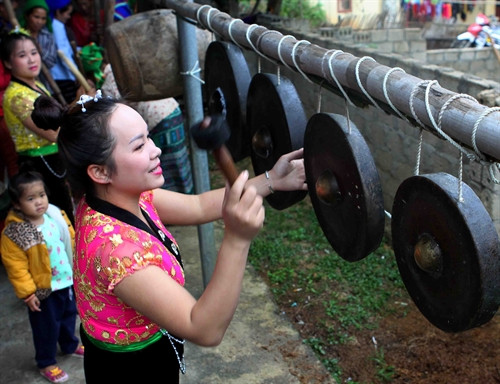 Đồng bào dân tộc Thái tại điểm tái định cư Nậm Nui, Nậm Ke, xã Đồng Văn, huyện Quế Phong (Nghệ An) thường sử dụng cồng chiêng làm nhạc cu trong những ngày hội, ngày lễ nhằm giữ gìn văn hóa truyền thống. Đồng bào dân tộc Thái tại điểm tái định cư Nậm Nui, Nậm Ke, xã Đồng Văn, huyện Quế Phong (Nghệ An) thường sử dụng cồng chiêng làm nhạc cu trong những ngày hội, ngày lễ nhằm giữ gìn văn hóa truyền thống.