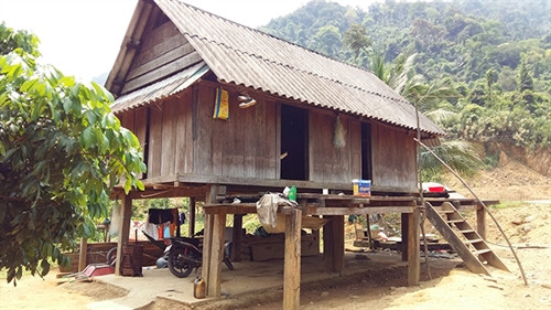 Người Vân Kiều sống trong những căn nhà sàn kiên cố. Người Vân Kiều sống trong những căn nhà sàn kiên cố.