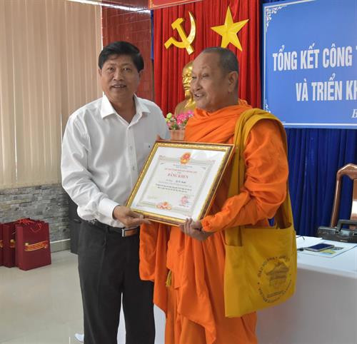 Phó Chủ tịch UBND Bạc Liêu tặng bằng khen cho các tập thể, cá nhân có thành tích xuất sắc. Ảnh: Nhật Bình - TTXVN Phó Chủ tịch UBND Bạc Liêu tặng bằng khen cho các tập thể, cá nhân có thành tích xuất sắc. Ảnh: Nhật Bình - TTXVN