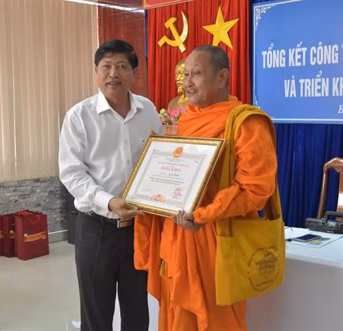 Phó Chủ tịch UBND Bạc Liêu tặng bằng khen cho các tập thể, cá nhân có thành tích xuất sắc. Ảnh: Nhật Bình - TTXVN