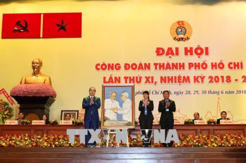 Bí thư Thành ủy Thành phố Hồ Chí Minh Nguyễn Thiện Nhân tặng đại hội bức ảnh Bác Hồ với Bác Tôn. Ảnh: Thanh Vũ – TTXVN Bí thư Thành ủy Thành phố Hồ Chí Minh Nguyễn Thiện Nhân tặng đại hội bức ảnh Bác Hồ với Bác Tôn. Ảnh: Thanh Vũ – TTXVN