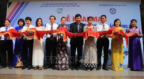 Lễ cắt băng khai mạc Triển lãm. Ảnh: Hồ Cầu-TTXVN