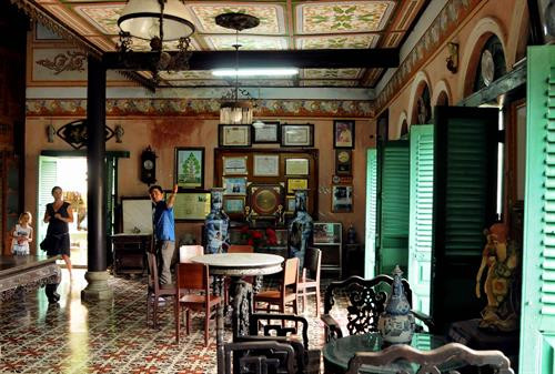 Nhiều hình ảnh, hiện vật có tuổi thọ hơn 100 năm được trưng bày và gìn giữ bên trong nhà cổ.