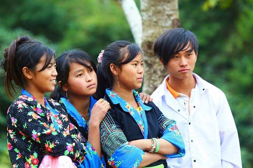 Những thiếu nữ, chàng trai người Mông ở vùng cao tỉnh Điện Biên. Ảnh: Phan Tuấn Anh - TTXVN Những thiếu nữ, chàng trai người Mông ở vùng cao tỉnh Điện Biên. Ảnh: Phan Tuấn Anh - TTXVN