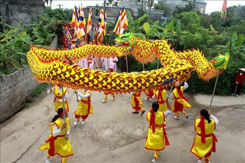Nhân dân làng Tam Đường đánh trống, múa rồng, diễu hành ra đầu làng để đón đoàn từ làng Vân Đài lên. Ảnh: Thế Duyệt – TTXVN Nhân dân làng Tam Đường đánh trống, múa rồng, diễu hành ra đầu làng để đón đoàn từ làng Vân Đài lên. Ảnh: Thế Duyệt – TTXVN