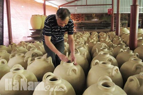 Sản phẩm thô chuẩn bị vào lò tại lò gốm Liên Kiểm (làng nghề truyền thống gốm Quyết Thành). Ảnh: baohanam.com.vn Sản phẩm thô chuẩn bị vào lò tại lò gốm Liên Kiểm (làng nghề truyền thống gốm Quyết Thành). Ảnh: baohanam.com.vn