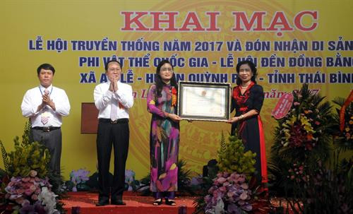 Rước kiệu về đền Đức Vua là một trong những nét đặc sắc của Lễ hội đền Đồng Bằng - di sản văn hóa phi vật thể quốc gia. Ảnh: Nguyễn Công Hải - TTXVN Rước kiệu về đền Đức Vua là một trong những nét đặc sắc của Lễ hội đền Đồng Bằng - di sản văn hóa phi vật thể quốc gia. Ảnh: Nguyễn Công Hải - TTXVN Thứ trưởng Bộ Văn hóa, Thể thao và Du lịch Đặng Thị Bích Liên trao Chứng nhận Lễ hội đền Đồng Bằng được đưa vào danh mục di sản văn hóa phi vật thể quốc gia, cho chính quyền địa phương. Ảnh: Nguyễn Công Hải - TTXVN