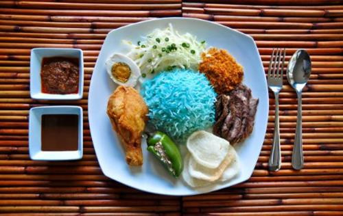 Ẩm thực của Kota Bharu nức tiếng vì sở hữu nhiều món truyền thống độc đáo, thường được nêm thêm đường, sốt ớt cay và có tôm. Đến đây người ta thường thưởng thức món Nasi Kebaru, cơm có màu xanh lam vì được nấu với cánh hoa đậu biếc ăn kèm với tôm, thịt bò, gà, mực. Ngoài ra bạn cũng có thể thử món Trung, món Ấn tại các nhà hàng hay các điểm ăn uống bình dân. Ẩm thực của Kota Bharu nức tiếng vì sở hữu nhiều món truyền thống độc đáo, thường được nêm thêm đường, sốt ớt cay và có tôm. Đến đây người ta thường thưởng thức món Nasi Kebaru, cơm có màu xanh lam vì được nấu với cánh hoa đậu biếc ăn kèm với tôm, thịt bò, gà, mực. Ngoài ra bạn cũng có thể thử món Trung, món Ấn tại các nhà hàng hay các điểm ăn uống bình dân.