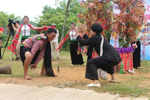 Trai gái ghẹo nhau trong ngày hội.