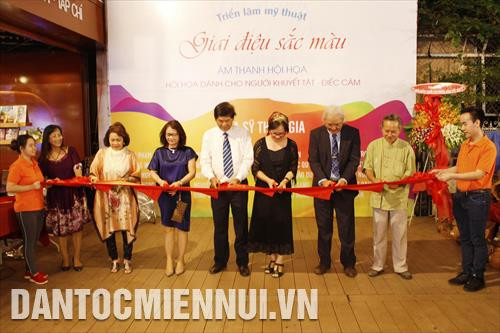 Ban tổ chức cắt băng khách thành triển lãm