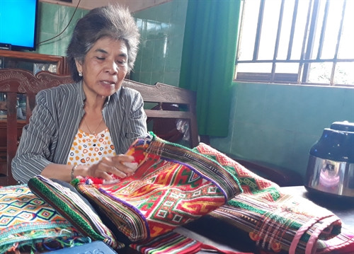 Nghệ nhân An Đê với sản phẩm dệt thổ cẩm. Ảnh: K GỬIH -TTXVN Nghệ nhân An Đê với sản phẩm dệt thổ cẩm. Ảnh: K GỬIH -TTXVN