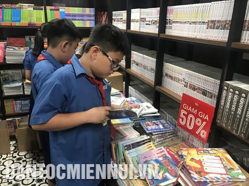 Các gian hàng sách giảm giá thu hút được sự quan tâm của người dân và các em học sinh