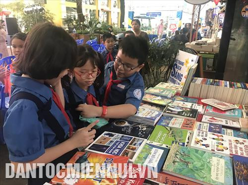 Các em học sinh háo hức với nhiều hoạt động tại Lễ hội sách