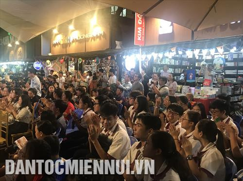 Quang cảnh khai mạc Lễ hội sách thiếu nhi "Mở trang sách - Sáng tương lai" tại Đường sách TP.HCM