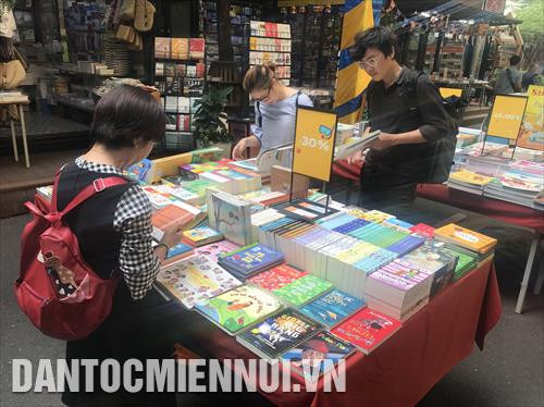 Tại lễ hội, có nhiều gian hàng sách giảm giá từ 20-50% giá bìa sách thiếu nhi