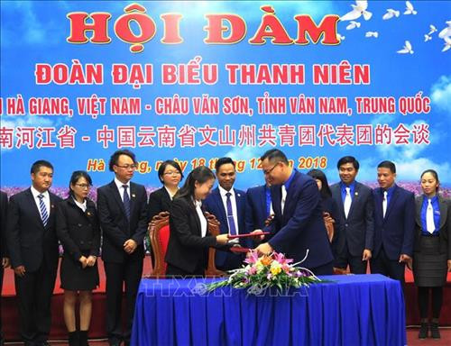 Ký kết biên bản ghi nhớ giữa Đoàn Thanh niên tỉnh Hà Giang và Châu Văn Sơn. Ảnh: Minh Tâm-TTXVN Ký kết biên bản ghi nhớ giữa Đoàn Thanh niên tỉnh Hà Giang và Châu Văn Sơn. Ảnh: Minh Tâm-TTXVN