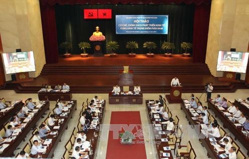 Hội thảo “Cơ chế, chính sách phát triển Vùng kinh tế trọng điểm phía Nam” với sự tham dự của nhiều nhà quản lý, nhà khoa học và doanh nghiệp. Ảnh: Thanh Vũ - TTXVN