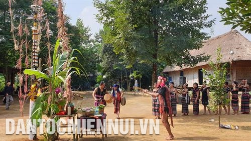 Thầy cúng khấn báo cáo Yàng cây nêu của làng đã được dựng lên, mong Yàng phù hộ cho bà con có cuộc sống ổn định, ấm no. Ảnh: Hoàng Hải Thầy cúng khấn báo cáo Yàng cây nêu của làng đã được dựng lên, mong Yàng phù hộ cho bà con có cuộc sống ổn định, ấm no. Ảnh: Hoàng Hải