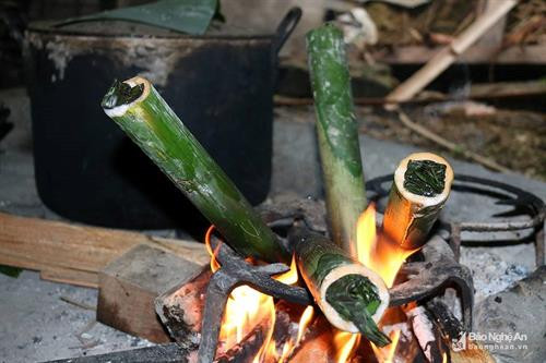 Tỉ mỉ các bước làm cơm lam của đồng bào dân tộc Thái ảnh 4 Tỉ mỉ các bước làm cơm lam của đồng bào dân tộc Thái ảnh 4