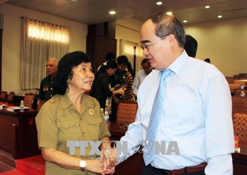 Đồng chí Nguyễn Thiện Nhân, Ủy viên Bộ Chính trị, Bí thư Thành ủy Thành phố Hồ Chí Minh và bà Trần Thị Yến Ngọc (Thu Bà Điểm) - nguyên thành viên đơn vị bảo đảm chiến đấu A20-A30, biệt động Sài Gòn - Gia Định. Ảnh: Xuân Khu -TTXVN Đồng chí Nguyễn Thiện Nhân, Ủy viên Bộ Chính trị, Bí thư Thành ủy Thành phố Hồ Chí Minh và bà Trần Thị Yến Ngọc (Thu Bà Điểm) - nguyên thành viên đơn vị bảo đảm chiến đấu A20-A30, biệt động Sài Gòn - Gia Định. Ảnh: Xuân Khu -TTXVN