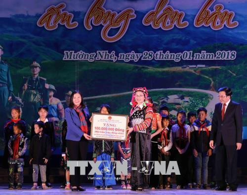 Chủ nhiệm Ủy ban Tư pháp của Quốc hội Lê Thị Nga tặng quà cho người nghèo huyện Mường Nhé. Ảnh: Phương Hoa - TTXVN Chủ nhiệm Ủy ban Tư pháp của Quốc hội Lê Thị Nga tặng quà cho người nghèo huyện Mường Nhé. Ảnh: Phương Hoa - TTXVN