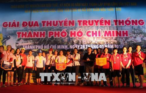 Trao giải cho các đội đạt thành tích nội dung thuyền 10 nữ. Ảnh: Xuân Dự - TTXVN