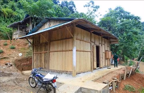 Bàn giao căn nhà mới kiên cố cho gia đình chị Lò Thị Soong ở bản Tin Tốc, xã Mường Lói. Ảnh : Xuân Tư – TTXVN