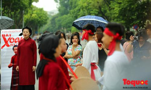 Ngay sau khi phục vụ biểu diễn tại Triển lãm ảnh "Đất nước, con người ASEAN" phường xoan An Thái (Phú Thọ) đã ra phố đi bộ Hồ Gươm biểu diễn phục vụ nhân dân và khách du lịch. Với mục đích quảng bá sâu rông hơn đến khán giả về nét văn hóa cổ độc đáo của người Việt. Nghệ sĩ hát xoan Nguyễn Văn Tuấn của phường hát xoan An Thái cho biết: "Đây là một dịp đưa nét văn hóa độc đáo đến với du khách thập phương" Được biết Hát Xoan là tên gọi khác, nói chệch của hai từ hát xuân hay ca xuân; hát Xoan có lối hát dùng trong nghi lễ - phong tục, lễ hội diễn ra vào mùa xuân. Trong dân gian còn gọi lối hát này là hát Lãi Lèn, vì bắt nguồn từ câu hát đệm chính của Xoan: “Lý len… len là… lễ là… len hỡi len…”. Hát Xoan có nội dung tín ngưỡng với mục đích thờ thần, cầu thần ban phát phù trợ cho dân làng tứ thời tiết lập, mưa thuận gió hòa, nhà nhà no đủ, đông đàn dài lũ, nhân khang thịnh vượng, quốc thái dân an… Hát Xoan gồm có: Hát thờ, hát quả cách và hát hội. Trong đó, hát quả cách gồm có 3 phần: giáo cách (giới thiệu), hát cách (dẫn) và kết cách. Hát Xoan là nghệ thuật diễn xướng tổng hợp, hát đi đôi với múa và nhạc đỡ giọng giữ nhịp, trong đó yếu tố hát là chính. Hát Xoan là hình thức nghệ thuật “Hát thơ”, hát trên rất nhiều thể thơ truyền thống Việt Nam như: Lục bát, song thất lục bát, lục bát biến thể, các thể thất ngôn và thể 4 chữ. Đây là dịp hiếm có để người dân Thủ đô được thưởng thức những điệu hát Xoan ngay tại phố đi bộ. Trước đó, ngày 24/11/2011, UNESCO đã bỏ phiếu công nhận đưa loại hình hát xoan vào danh mục Di sản văn hóa phi vật thể cần bảo vệ khẩn cấp của thế giới. Chỉ mới học hát Xoan sáu tháng, bé Đào Thị Thu Thủy, 14 tuổi có đôi mắt trong vắt và gương mặt xinh xắn đáng yêu đã thuộc được mười điệu. Hồi còn nhỏ, Thủy đã nghe hát từ bà nên đã quen các giai điệu. Lên lớp 2, bé Thủy chính thức “tầm sư học đạo” tại phường xoan An Thái. Khách du lịch quốc tế thích thú chụp ảnh với các “kép nhí” . Cũng theo Nghệ sĩ hát xoan Nguyễn Văn Tuấn cho biết, theo chủ trương quảng bá di sản văn hóa phi vật thể của Bộ Văn hóa, Thể thao và Du lịch các phường hát Xoan của Phú Thọ sẽ có mặt tại Hà Nội để biểu diễn nhiều hơn trong thời gian tới Ngay sau khi phục vụ biểu diễn tại Triển lãm ảnh "Đất nước, con người ASEAN" phường xoan An Thái (Phú Thọ) đã ra phố đi bộ Hồ Gươm biểu diễn phục vụ nhân dân và khách du lịch. Với mục đích quảng bá sâu rông hơn đến khán giả về nét văn hóa cổ độc đáo của người Việt. Nghệ sĩ hát xoan Nguyễn Văn Tuấn của phường hát xoan An Thái cho biết: "Đây là một dịp đưa nét văn hóa độc đáo đến với du khách thập phương" Được biết Hát Xoan là tên gọi khác, nói chệch của hai từ hát xuân hay ca xuân; hát Xoan có lối hát dùng trong nghi lễ - phong tục, lễ hội diễn ra vào mùa xuân. Trong dân gian còn gọi lối hát này là hát Lãi Lèn, vì bắt nguồn từ câu hát đệm chính của Xoan: “Lý len… len là… lễ là… len hỡi len…”. Hát Xoan có nội dung tín ngưỡng với mục đích thờ thần, cầu thần ban phát phù trợ cho dân làng tứ thời tiết lập, mưa thuận gió hòa, nhà nhà no đủ, đông đàn dài lũ, nhân khang thịnh vượng, quốc thái dân an… Hát Xoan gồm có: Hát thờ, hát quả cách và hát hội. Trong đó, hát quả cách gồm có 3 phần: giáo cách (giới thiệu), hát cách (dẫn) và kết cách. Hát Xoan là nghệ thuật diễn xướng tổng hợp, hát đi đôi với múa và nhạc đỡ giọng giữ nhịp, trong đó yếu tố hát là chính. Hát Xoan là hình thức nghệ thuật “Hát thơ”, hát trên rất nhiều thể thơ truyền thống Việt Nam như: Lục bát, song thất lục bát, lục bát biến thể, các thể thất ngôn và thể 4 chữ. Đây là dịp hiếm có để người dân Thủ đô được thưởng thức những điệu hát Xoan ngay tại phố đi bộ. Trước đó, ngày 24/11/2011, UNESCO đã bỏ phiếu công nhận đưa loại hình hát xoan vào danh mục Di sản văn hóa phi vật thể cần bảo vệ khẩn cấp của thế giới. Chỉ mới học hát Xoan sáu tháng, bé Đào Thị Thu Thủy, 14 tuổi có đôi mắt trong vắt và gương mặt xinh xắn đáng yêu đã thuộc được mười điệu. Hồi còn nhỏ, Thủy đã nghe hát từ bà nên đã quen các giai điệu. Lên lớp 2, bé Thủy chính thức “tầm sư học đạo” tại phường xoan An Thái. Khách du lịch quốc tế thích thú chụp ảnh với các “kép nhí” . Cũng theo Nghệ sĩ hát xoan Nguyễn Văn Tuấn cho biết, theo chủ trương quảng bá di sản văn hóa phi vật thể của Bộ Văn hóa, Thể thao và Du lịch các phường hát Xoan của Phú Thọ sẽ có mặt tại Hà Nội để biểu diễn nhiều hơn trong thời gian tới