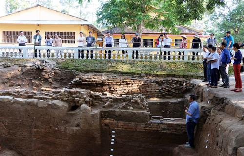 Nền văn hóa Óc Eo hình thành cách đây hai thiên niên kỷ trên vùng đất Tây Nam Bộ đã đánh dấu một bước phát triển của văn minh nhân loại ở khu vực Đông Nam Á. Ảnh: Công Mạo -TTXVN Giáo sư, Tiến sỹ Nguyễn Quang Thuấn, Chủ tịch Viện Hàn lâm Khoa học Xã hội Viết Nam phát biểu tại buổi hội thảo. Ảnh: Công Mạo -TTXVN Các đại biểu xem các hiện vật Óc Eo được trưng bày tại Nhà trưng bày Di tích Văn Hóa Óc Eo, thị trấn Óc Eo, huyện Thoại Sơn, tỉnh An Giang. Ảnh: Công Mạo-TTXVN Điểm khai quật tại chùa Linh Sơn-thuộc Khu di tích Óc Eo, tại ấp Trung Sơn, thị trấn Óc Eo, huyện Thoại Sơn, tỉnh An Giang. Ảnh: Công Mạo-TTXVN Nền văn hóa Óc Eo hình thành cách đây hai thiên niên kỷ trên vùng đất Tây Nam Bộ đã đánh dấu một bước phát triển của văn minh nhân loại ở khu vực Đông Nam Á. Ảnh: Công Mạo -TTXVN Giáo sư, Tiến sỹ Nguyễn Quang Thuấn, Chủ tịch Viện Hàn lâm Khoa học Xã hội Viết Nam phát biểu tại buổi hội thảo. Ảnh: Công Mạo -TTXVN Các đại biểu xem các hiện vật Óc Eo được trưng bày tại Nhà trưng bày Di tích Văn Hóa Óc Eo, thị trấn Óc Eo, huyện Thoại Sơn, tỉnh An Giang. Ảnh: Công Mạo-TTXVN Điểm khai quật tại chùa Linh Sơn-thuộc Khu di tích Óc Eo, tại ấp Trung Sơn, thị trấn Óc Eo, huyện Thoại Sơn, tỉnh An Giang. Ảnh: Công Mạo-TTXVN