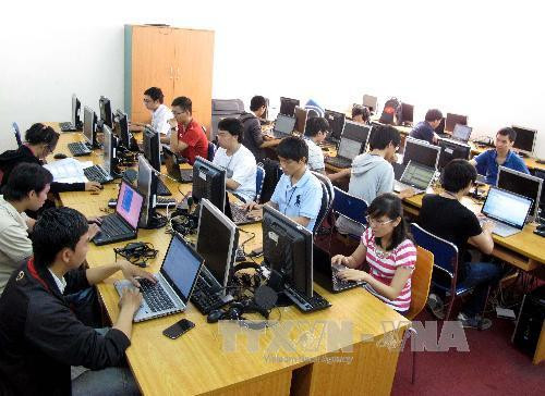 Sinh viên thực hành trên máy tại Khoa Tin học, Trường Đại học Quốc tế. Ảnh: Phương Vy-TTXVN Sinh viên thực hành trên máy tại Khoa Tin học, Trường Đại học Quốc tế. Ảnh: Phương Vy-TTXVN