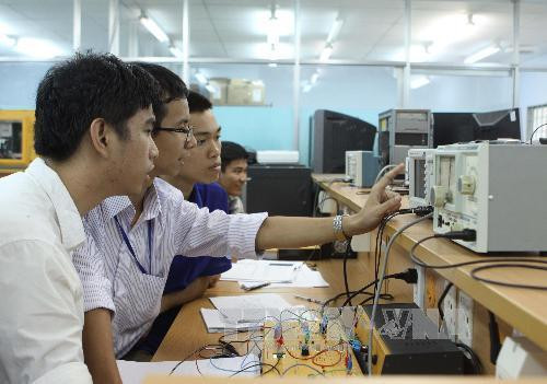 Giờ thực hành của sinh viên Khoa Điện tử viễn thông, Trường Đại học Bách khoa Thành phố Hồ Chí Minh. Ảnh: Phương Vy-TTXVN Giờ thực hành của sinh viên Khoa Điện tử viễn thông, Trường Đại học Bách khoa Thành phố Hồ Chí Minh. Ảnh: Phương Vy-TTXVN