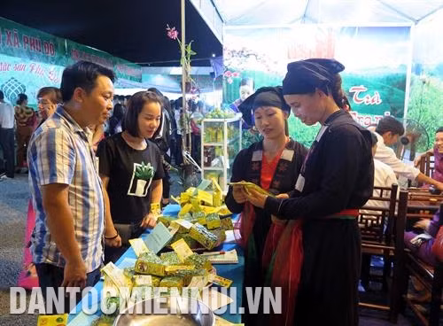 Chè Tân Cương có nhiều loại và rất được ưa chuộng trên thị trường. Ảnh: Quân Trang