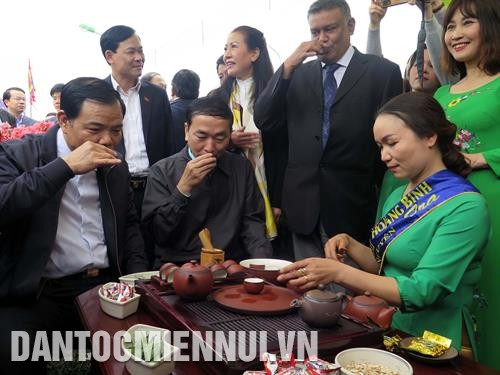 Thưởng thức trà đặc sản Tân Cương tại Lễ hội "Hương sắc mùa xuân - Vùng chè đặc sản Tân Cương" tháng 2/2018. Ảnh: Quân Trang Thưởng thức trà đặc sản Tân Cương tại Lễ hội "Hương sắc mùa xuân - Vùng chè đặc sản Tân Cương" tháng 2/2018. Ảnh: Quân Trang