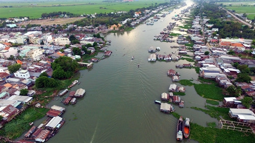Một góc làng nuôi cá bè trên sông Châu Đốc. Một góc làng nuôi cá bè trên sông Châu Đốc.