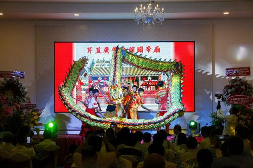 Biểu diễn múa rồng truyền thống của người Hoa tại đại hội