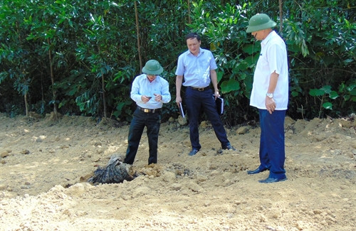 Địa điểm đổ chất thải để chôn lấp là tại trang trại của ông Lê Thanh Hải (là anh trai của ông Lê Quang Hòa, Giám đốc Công ty Môi trường đô thị thị xã Kỳ Anh, Hà Tĩnh). Ảnh: Phạm Quân- TTXVN Địa điểm đổ chất thải để chôn lấp là tại trang trại của ông Lê Thanh Hải (là anh trai của ông Lê Quang Hòa, Giám đốc Công ty Môi trường đô thị thị xã Kỳ Anh, Hà Tĩnh). Ảnh: Phạm Quân- TTXVN
