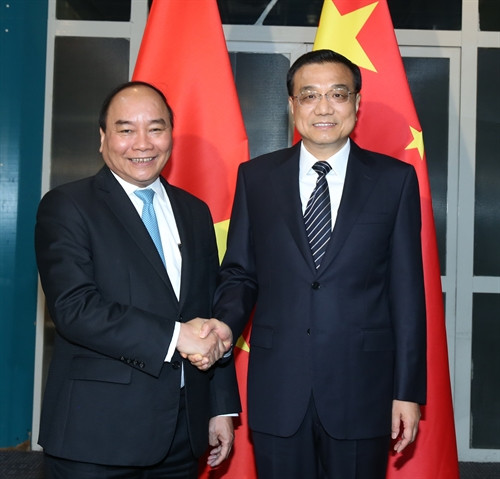 Thủ tướng Chính phủ Nguyễn Xuân Phúc gặp Thủ tướng Quốc Vụ viện Trung Quốc Lý Khắc Cường trước thềm Hội nghị Cấp cao Á - Âu lần thứ 11 tại thủ đô Ulan Bator, Mông Cổ.. Ảnh: Thống Nhất-TTXVN