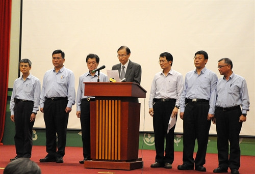 Trong ảnh (tư liệu): Trước đó, Chủ tịch Hội đồng quản trị Công ty TNHH Gang thép Hưng Nghiệp Formosa Hà Tĩnh Trần Nguyên Thành và các thành viên công ty đã thừa nhận trách nhiệm gây ra sự cố môi trường biển tại 4 tỉnh miền Trung thời gian vừa qua; xin lỗi Đảng, Nhà nước và nhân dân Việt Nam cùng các cam kết bồi thường thiệt hại, khắc phục sự cố môi trường và các cam kết liên quan khác, trước đại diện các bộ, ngành Trung ương và cơ quan thông tấn, báo chí (ảnh chụp tại Trụ sở Bộ Tài nguyên và Môi trường ở Hà Nội, chiều 29/6/2016). Ảnh: TTXVN Trong ảnh (tư liệu): Trước đó, Chủ tịch Hội đồng quản trị Công ty TNHH Gang thép Hưng Nghiệp Formosa Hà Tĩnh Trần Nguyên Thành và các thành viên công ty đã thừa nhận trách nhiệm gây ra sự cố môi trường biển tại 4 tỉnh miền Trung thời gian vừa qua; xin lỗi Đảng, Nhà nước và nhân dân Việt Nam cùng các cam kết bồi thường thiệt hại, khắc phục sự cố môi trường và các cam kết liên quan khác, trước đại diện các bộ, ngành Trung ương và cơ quan thông tấn, báo chí (ảnh chụp tại Trụ sở Bộ Tài nguyên và Môi trường ở Hà Nội, chiều 29/6/2016). Ảnh: TTXVN