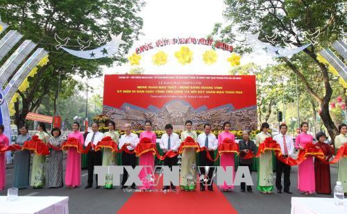 Các đồng chí lãnh đạo thành phố, lão thành cách mạng cắt băng khai mạc triển lãm. Ảnh: Thanh Vũ - TTXVN
