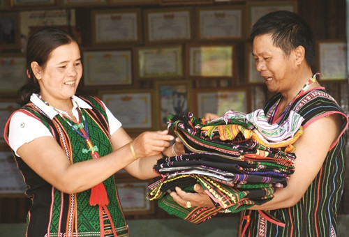 Gia đình ông Điểu M'rưng luôn đi đầu trong việc gìn giữ văn hóa truyền thống. Ông là nghệ nhân đan lát, vợ ông là nghệ nhân dệt thổ cẩm Gia đình ông Điểu M'rưng luôn đi đầu trong việc gìn giữ văn hóa truyền thống. Ông là nghệ nhân đan lát, vợ ông là nghệ nhân dệt thổ cẩm