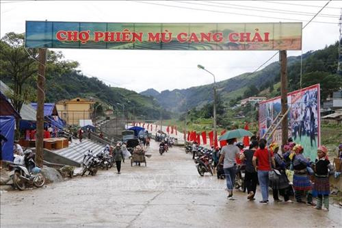 Chợ phiên Mù Cang Chải được tổ chức tại Sân vận động huyện với 32 gian hàng của 12 xã, thị trấn. Ảnh: Tuấn Anh - TTXVN Chợ phiên Mù Cang Chải được tổ chức tại Sân vận động huyện với 32 gian hàng của 12 xã, thị trấn. Ảnh: Tuấn Anh - TTXVN