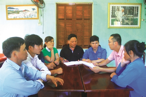 Cán bộ ngân hàng Chính sách xã hội huyện Đà Bắc tư vấn cho đồng bào cách vay và sử dụng vốn có hiệu quả
