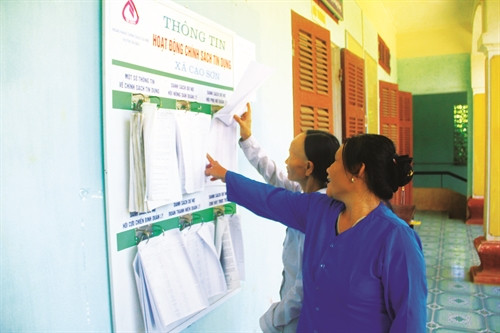 Bà con tìm hiểu thông tin vay vốn tại điểm giao dịch xã Cao sơn