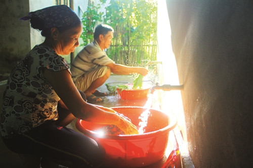 Nhờ được vay vốn, nhiều hộ trong huyện đã xây dựng các công trình nước sạch, vệ sinh môi trường