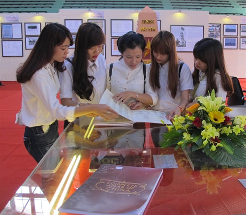 Đoàn viên thanh niên tham quan các gian trưng bày bản đồ và tư liệu. Ảnh: Hoài Nam – TTXVN