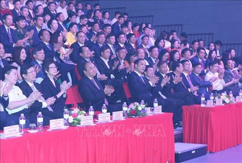 Thủ tướng Nguyễn Xuân Phúc và các đại biểu tham dự buổi lễ. Ảnh: Dương Giang - TTXVN Thủ tướng Nguyễn Xuân Phúc và các đại biểu tham dự buổi lễ. Ảnh: Dương Giang - TTXVN